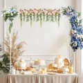 Vue détaillée du support d'arche de table réglable avec décorations florales pour mariage et fête. - Blanc