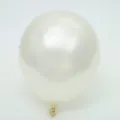 Gros plan ballon en latex blanc perlé, texture épaisse, idéal pour mariage, anniversaire et fête déco. - Blanc