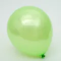 Gros plan d'un ballon en latex nacré vert clair, présentant une surface brillante et lisse. - Vert nacré 2,2 g
