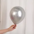 Gros plan d'un ballon en latex argenté métallique brilliant, idéal pour les fêtes. - 50 Pièces/Paquet / Argent