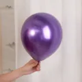 Detailaufnahme eines glänzenden lila Latexballons für Party- und Hochzeitsdekorationen. - 50 Stück/Packung / Lila