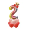 Vue détaillée du ballon en aluminium avec numéro dégradé et couronne pour fête d'anniversaire. - Kit de ballons en latex rose vif mat avec chiffre dégradé et couronne 2
