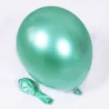 Nahaufnahme von 10 Zoll metallisch gruenem Latexballon fuer Partydekoration und Hochzeit. - 50 Stück/Packung / Grün