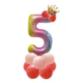 Primer plano detallado del globo de aluminio con número 5 degradado, corona y base. - Juego de globos de látex degradados con número y corona rosa magenta mate 5