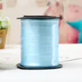 Lichtblauwe ballonlint spoel in detail, ideaal voor feestdecoratie en geschenkverpakking. - Lichtblauw