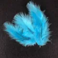 Detailaufnahme von hellblauen Bastelfedern, ideal für DIY-Partydekoration und Zubehör. - 100 Stück / Hellblau