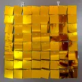 Détail de panneau mural à sequins dorés, fond scintillant étincelant pour décor de fête - Or