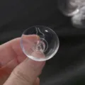 Gros plan sur la ventouse en plastique transparent montrant les détails du matériau et du trou. - 3CM de diamètre