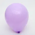 Gros plan de ballon en latex perlé violet clair, parfait pour décoration de fête et mariage. - 2,2 g violet clair nacré