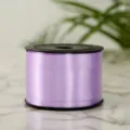 Vue de detail en gros plan du rouleau de ruban plastique violet clair sur surface marbree. - Mauve Clair