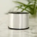 Gros plan détaillé de la bobine de ruban plastique blanc pour décoration et emballage. - Argent