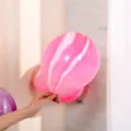 Gros plan détaillé d'un ballon en latex agate rose pour la décoration de fête. - Rose