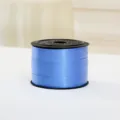 Gros plan détail du rouleau de ruban de ballon en plastique bleu pour emballage cadeau. - Bleu foncé