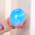 Gros plan de la texture du ballon en agate marbrée bleue, détail déco de fête, caoutchouc. - Bleu