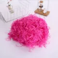 Détail de papier déchiqueté rose vif, idéal pour le remplissage et emballage de boîtes cadeaux. - Paquet de 100g / Rose rouge