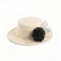 Nahaufnahme der schwarzen Stoffblume und des Netzes an einem cremefarbenen Wollhut - M / Beige (Schwarze Netzrose)
