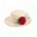 Detailansicht eines beigen Vintage-Flachhutes mit roter Blume und schwarzem Netzschleier. - M / Beige (Rote Netzrose)