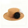 Detailansicht der schwarzen Stoffblume und des Netzschleiers auf einem camelfarbenen Filzhut - M / Hellkhaki (Schwarze Netzrose)