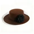 Eleganter brauner flacher Hut für Damen mit schwarzem Netzschleier und Stoffblume - M / Kaffee (Schwarze Netzrose)