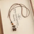 Süße braune Emaille Bär Anhänger Halskette mit langer Kordel, modischer Pullover Schmuck. - Braun