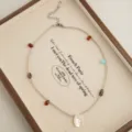 Schicke Perlenkette mit bunten Edelsteinen und Muschelanhänger für Damen, edler Schmuck. - Perlen Muschel Halskette