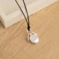 Collana con ciondolo a bottiglia argentata minimalista con cordino nero, maglione lungo. - Stile Bottiglia di Profumo Argento Opaco