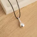 Collana con ciondolo a goccia in argento opaco minimalista con cordino nero da donna chic - Stile Goccia d'Acqua Argento Opaco