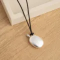 Collana minimalista coreana con ciondolo a goccia argento opaco e cordino nero modello. - Stile Teiera Argento Opaco