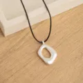 Collana con ciondolo irregolare argento opaco minimalista coreano con cordino nero. - Stile Ciondolo Geometrico Argento Opaco