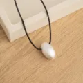 Collana minimalista con pendente a goccia in argento opaco e cordino nero chic. - Stile Ciondolo Ovale