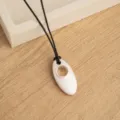 Collana con ciondolo color argento opaco minimalista con cordino nero, accessorio per maglione. - Stile Marchesa Argento Spazzolato