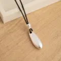 Collana con ciondolo a goccia in argento opaco minimalista con cordino in pelle nera catena. - Stile Goccia d'Acqua Appuntita Argento Opaco