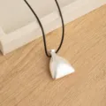 Collana con ciondolo a sacchetto argento opaco in corda di pelle nera, lunga catena minimal. - Stile Sacchetto della Fortuna Argento Opaco