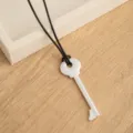 Collana con pendente a chiave argento minimalista con cordino nero, lunga catena maglione. - Stile Chiave Argento Opaco
