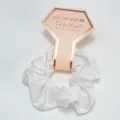 Chouchou en satin blanc élégant présenté sur une carte cadeau demoiselle d'honneur rose gold - Blanc