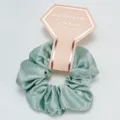 Gros plan d'un chouchou en satin vert menthe avec une étiquette cadeau de demoiselle d'honneur. - Vert