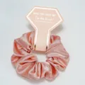 Vue détaillée d'un chouchou en satin rose sur une carte de demande de demoiselle d'honneur - Rouge Lave