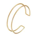 Primo piano dettagliato del bracciale da braccio aperto in filo doppio dorato e liscio geometrico. - Stile a Strati / Oro