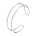 Dettaglio bracciale manopola in metallo doppio color argento, gioiello da braccio aperto. - Stile a Strati / Argento