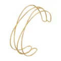 Primer plano detallado de un brazalete abierto dorado con diseño de múltiples hilos. - Doble Capa Entrecruzada Dorado