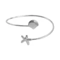 Elegante brazalete abierto plateado con dijes de concha y estrella de mar para mujeres. - Plateado