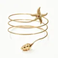 Bracciale da braccio a spirale in metallo dorato con ciondoli stella marina e conchiglia. - Oro
