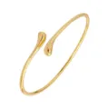 Primo piano di un raffinato bracciale rigido dorato con estremità a goccia e finitura lucida. - Bracciale da braccio a goccia, oro