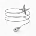 Bracciale da braccio avvolgente in metallo argentato con design di stella marina e conchiglia. - Argento