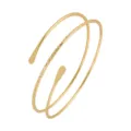 Vista dettagliata del bracciale da braccio aperto dorato con fasce metalliche lucide e testurate. - Bracciale da braccio a tre fili, oro