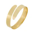 Dettaglio bracciale rigido aperto in metallo dorato, superficie geometrica liscia. - Stile Lucido Liscio / Oro