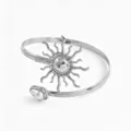 Bracciale da braccio aperto in metallo argentato con motivo sole e perla per donne eleganti. - placcatura con mantenimento del colore / Argento