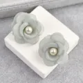Detalle de pendientes de tachuela con perla y flor de camelia de tela gris, moda dulce. - Pendientes de Botón Verdes