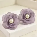 Pendientes de botón de camelia de organza morada con perla central, detalle floral dulce. - Pendientes de Botón Púrpuras