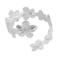 Primer plano del detalle del brazalete de metal plateado con textura de flores finas. - Galvanoplastia de conservación de color / Plateado